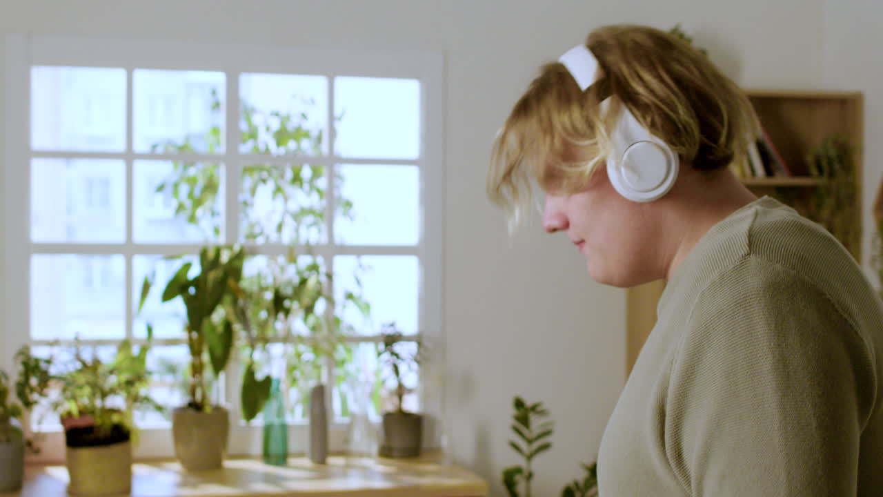 음악을 듣고 젊은 남자