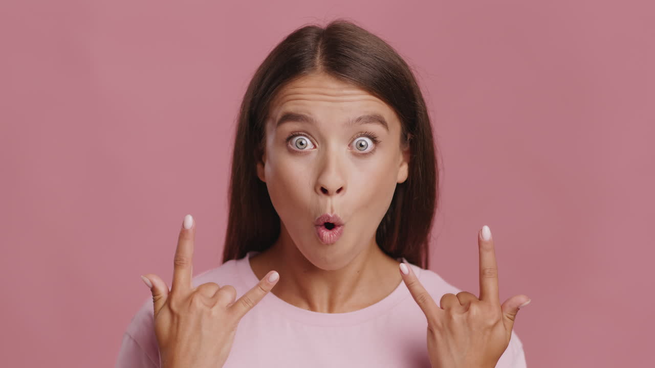 mujer haciendo el gesto del rock and roll