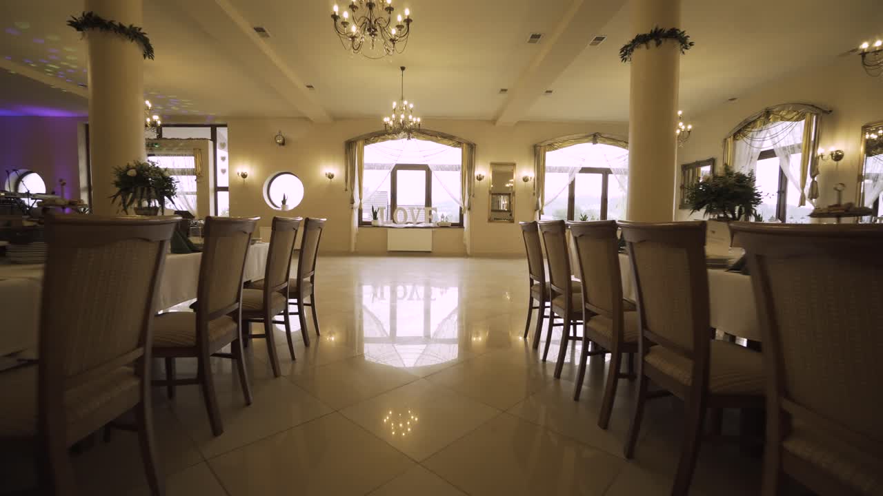 러브 사인이 있는 우아하고 현대적인 웨딩홀