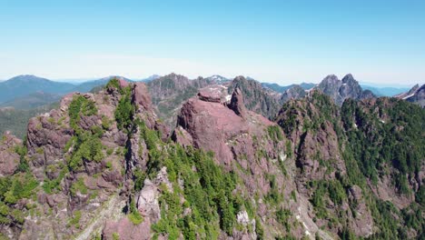 pan lateral de la cordillera irregular - mackenzie range, isla de vancouver, bc, canadá