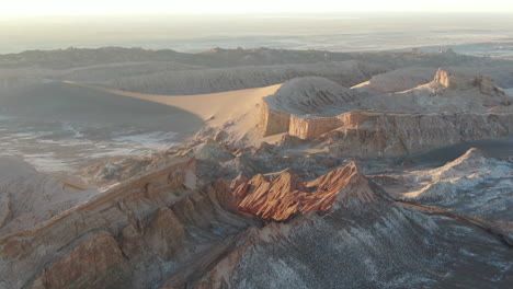 Filmische-Luftaufnahmen-Bei-Sonnenuntergang-Der-Atacama-berglandschaft