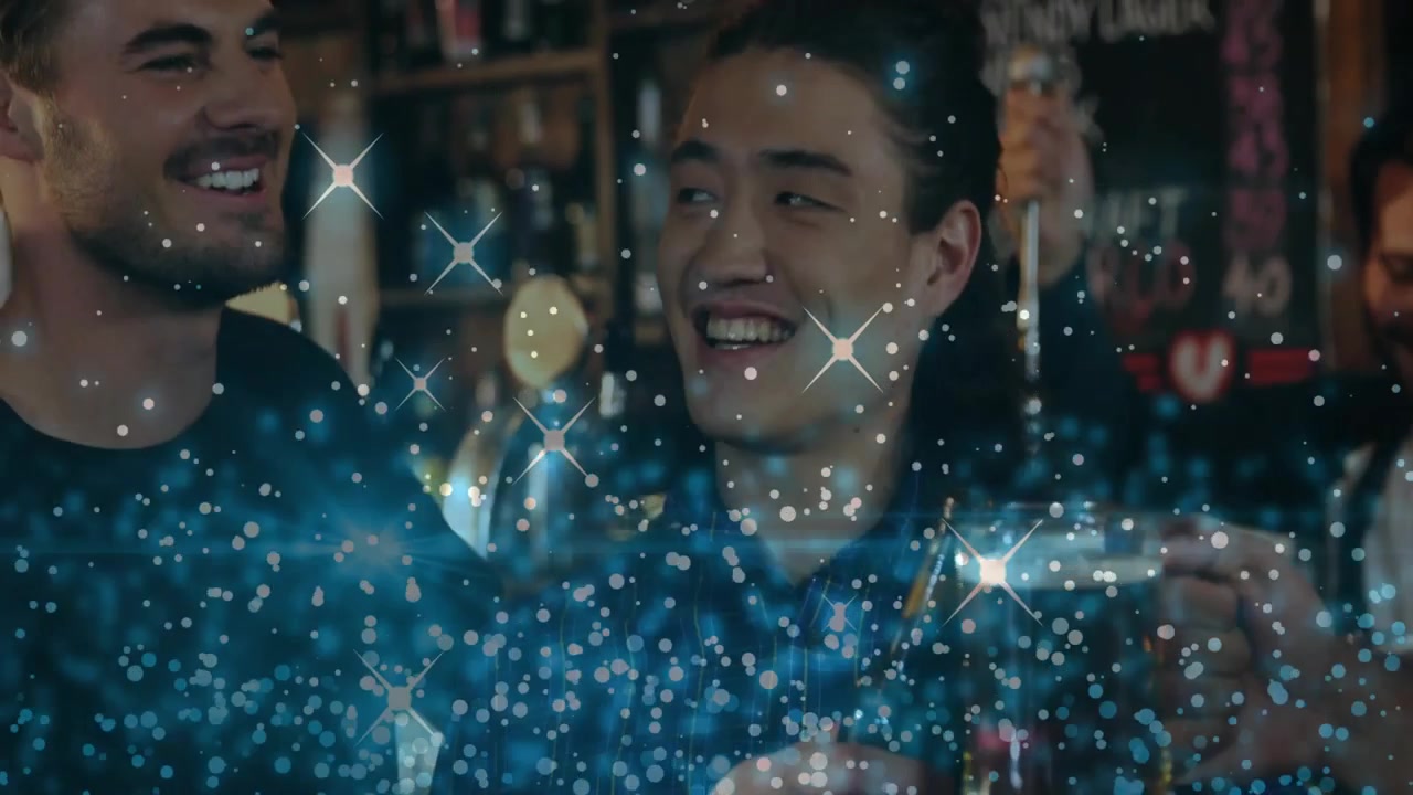 バーの中央にいる男性がビールを持ち、右手を伸ばして乾杯している。男性たちは歓声を上げ、青いオーバーレイが上昇している。