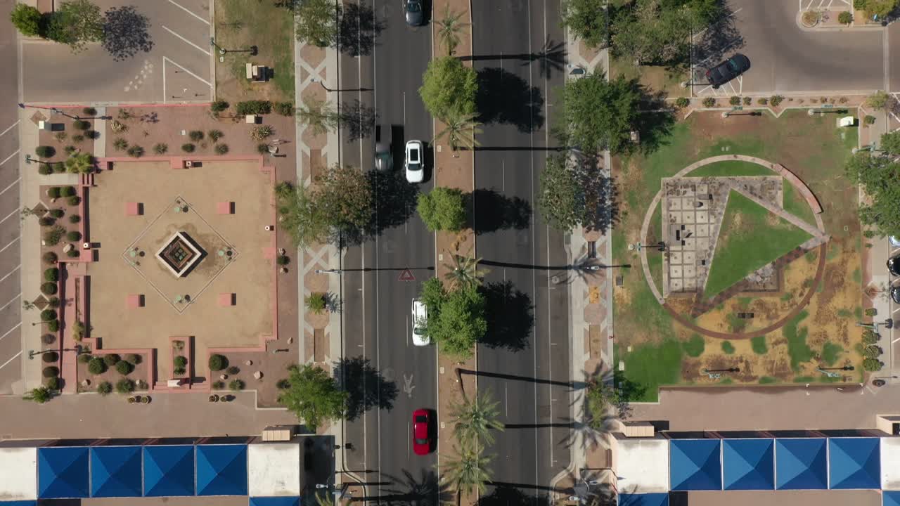 el centro de chandler muestra calles, palmeras, coches y arquitectura colorida, vista aérea