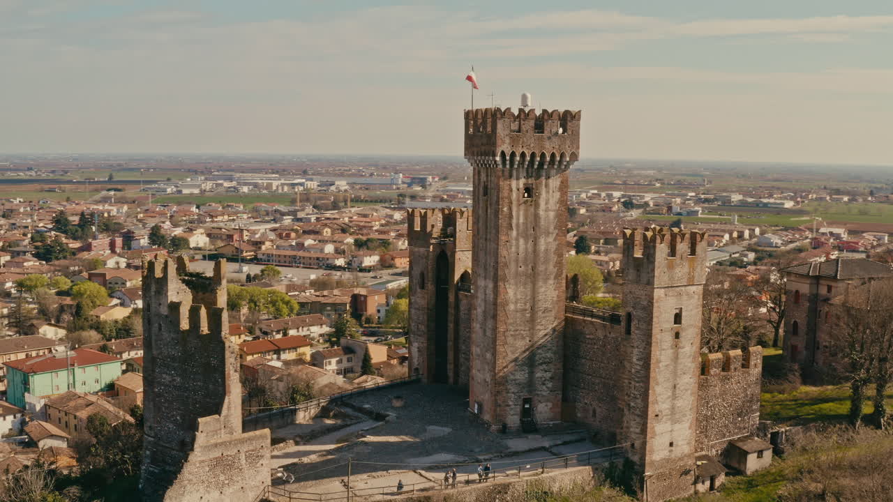 disparo de drones sobre el castillo de scaligero, mantova italia