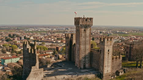 Drone-shot-over-Scaligero-castle,-Mantova-Italy