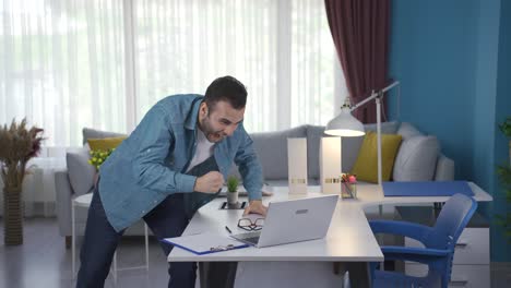 un hombre de negocios independiente ganando y feliz.