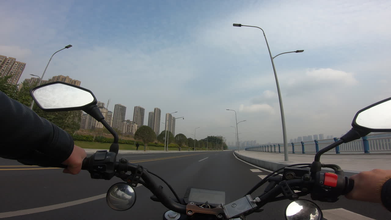 도로에서 속도를 내는 오토바이