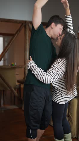 pareja bailando en casa