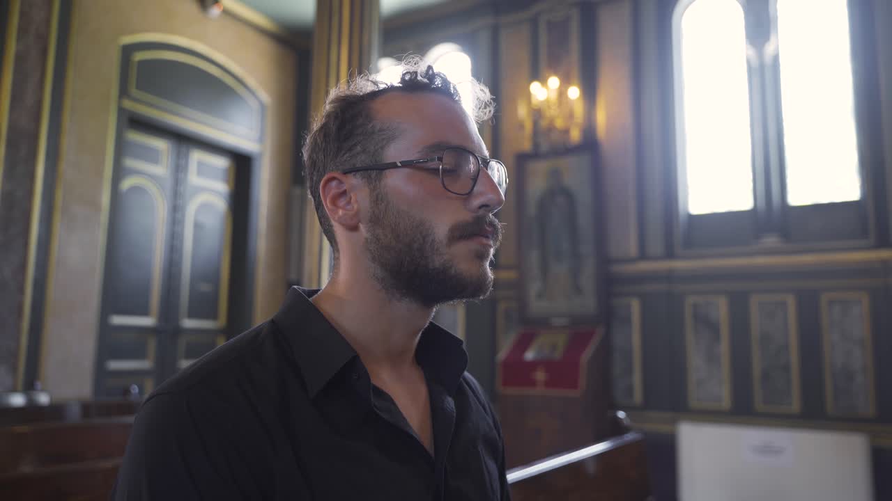 교회에서 예배를 드립니다.