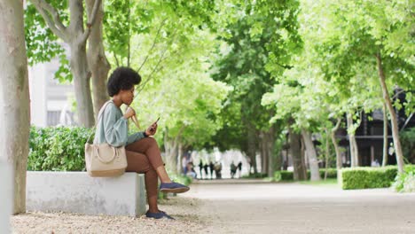 Afroamerikanische-Geschäftsfrau,-Die-Isst-Und-Smartphone-Benutzt