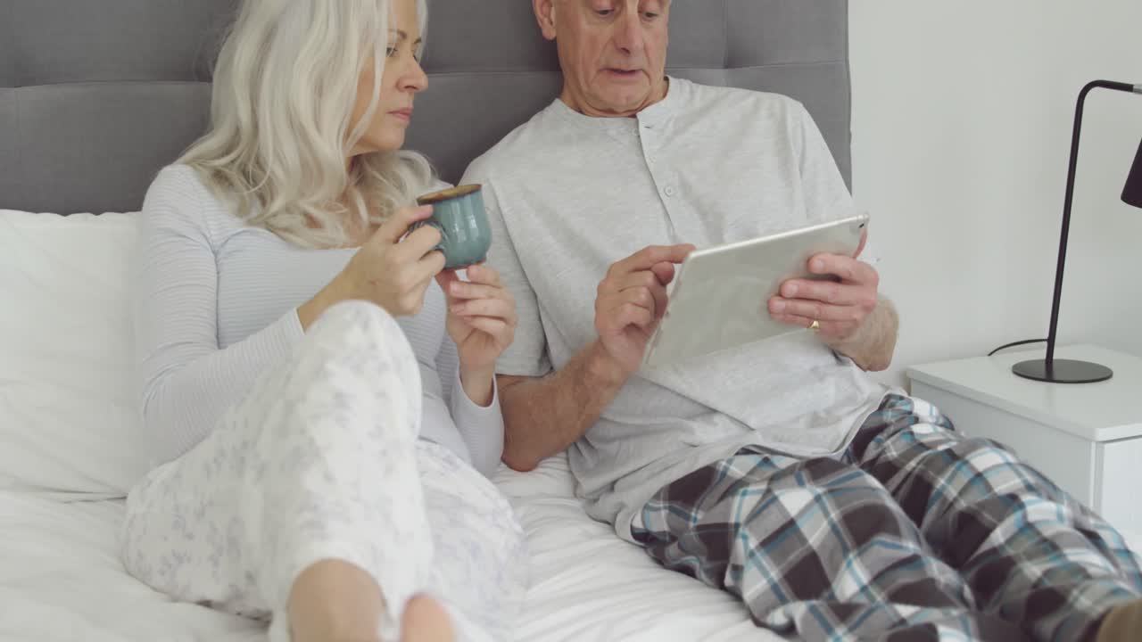 pareja de ancianos en el hogar
