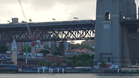 Dos-Trenes-Se-Cruzan-En-El-Puente-Del-Puerto-De-Sydney,-Australia