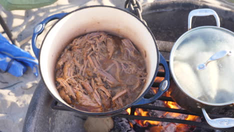 Un-Poco-De-Carne-De-Res-Y-Maíz-Cocinados-En-La-Fogata