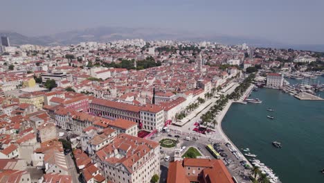 Atemberaubende-Luftaufnahme-Der-Historischen-Uferpromenade-Von-Split-Mit-Ikonischer-Architektur-Und-Jachthafen