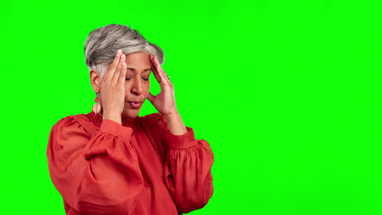 Problema, crisi e donna anziana su schermo verde