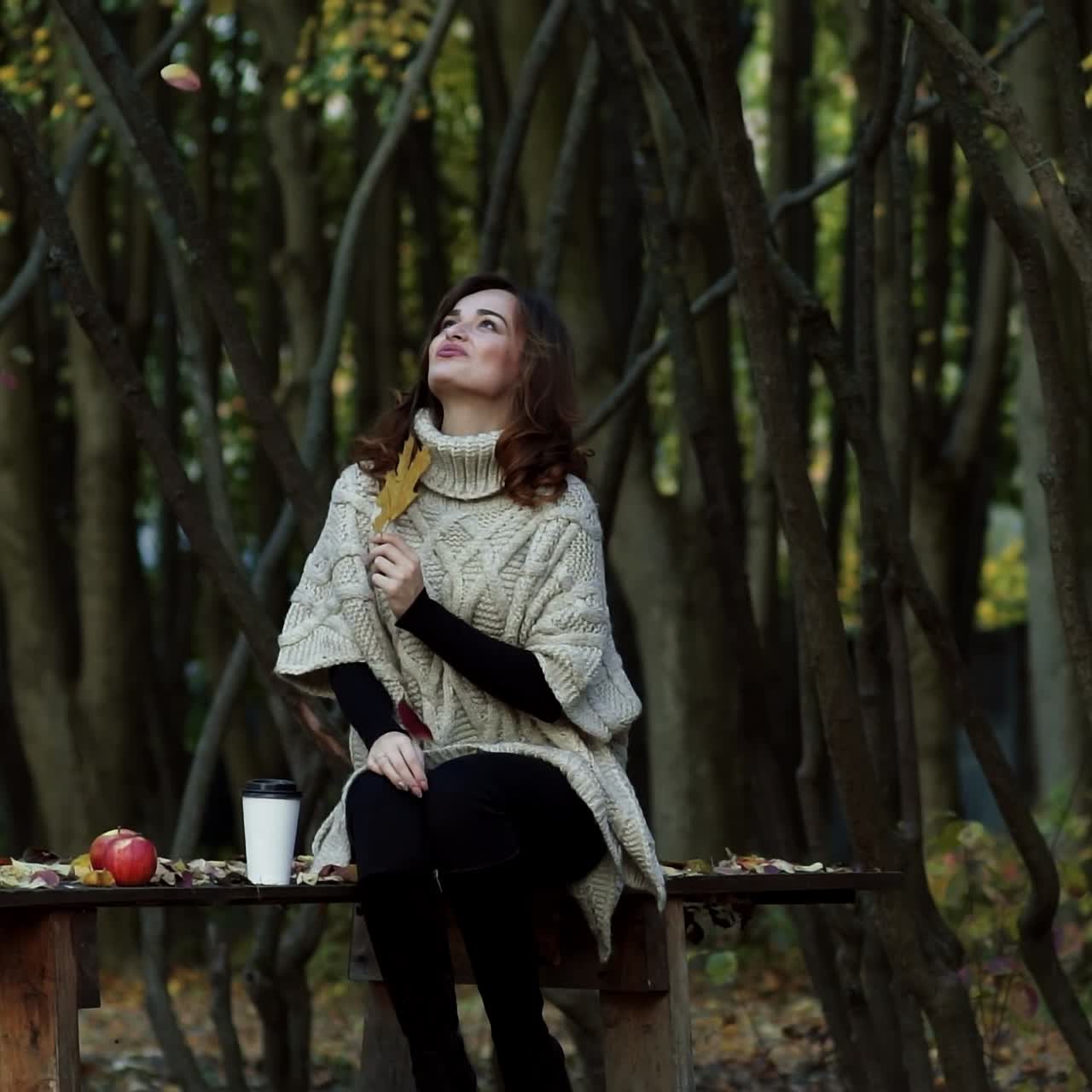 belleza romántica chica al aire libre disfrutando de la naturaleza