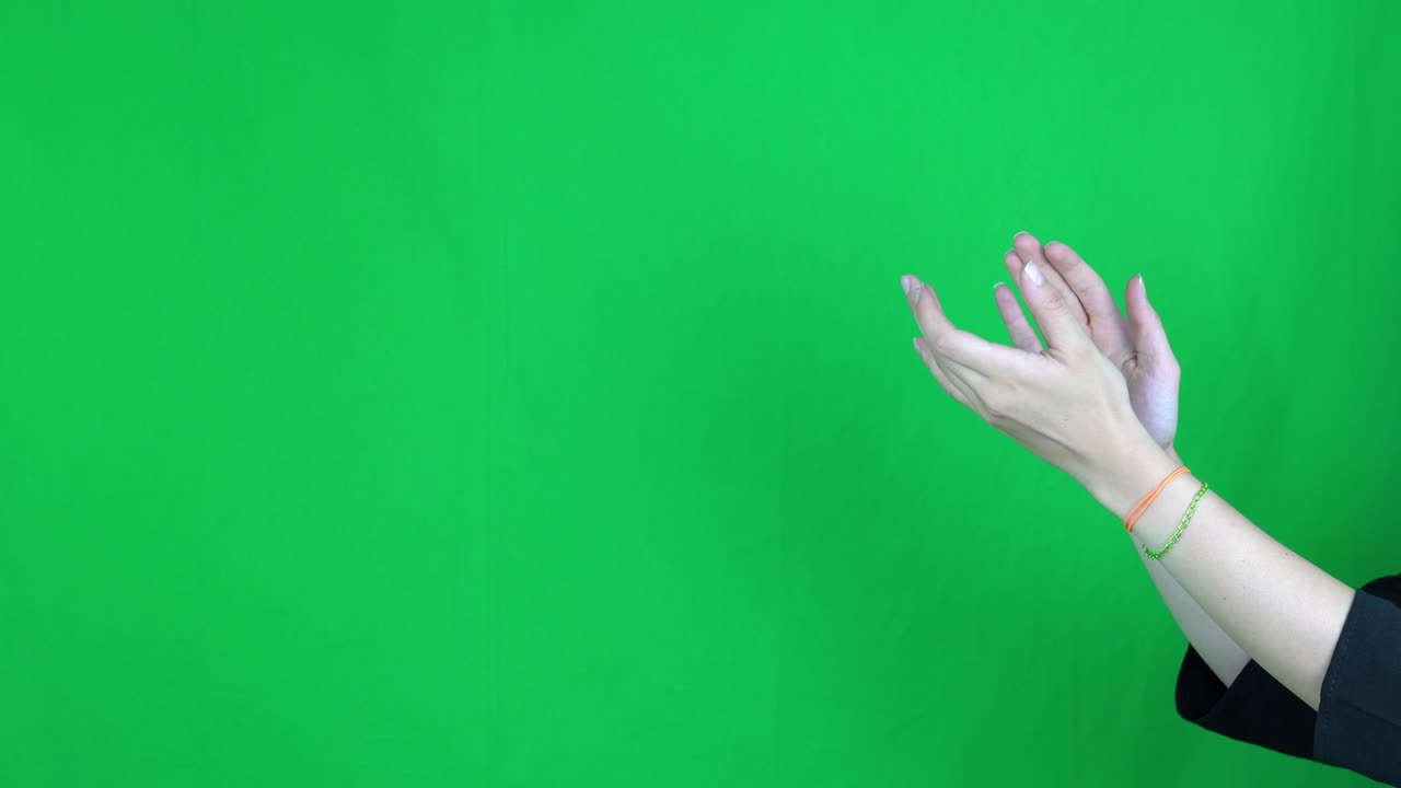 여성 손, 팔, 박수, 브라보 제스처, 스튜디오에서 녹색 스크린 배경 위에 고립된 광고 공간, 텍스트 또는 이미지 광고 영역 모