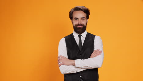 el elegante camarero posa con fiabilidad.