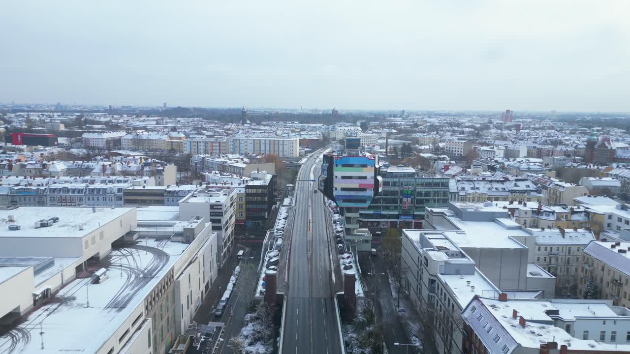 크리스마스 베를린 눈이 많은 구름이 많은 지붕에 겨울 눈