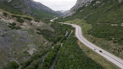 美國猶他州普羅沃峡谷公路上的汽車在白天行駛 - 上升無人機拍攝