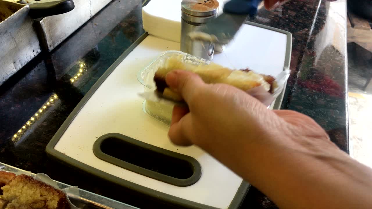 터키의 디저트 발리 (sambali) 는 우유와 크림으로 만든 디저트입니다.