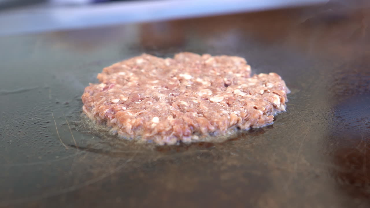 그릴에서 버거 조각 옮기기 - 클로즈업