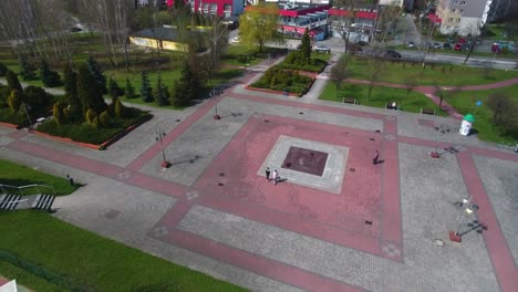 Plaza-Colorida-En-El-Centro-De-La-Ciudad-Durante-La-Primavera-En-Polonia