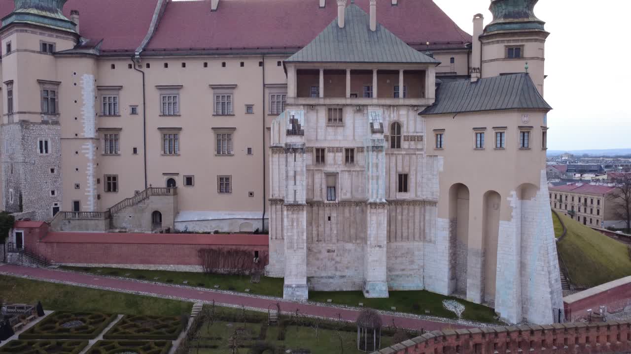 Letecký pohled na historický Wawelský hrad v Krakově, Polsku