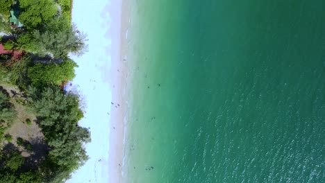 Toma-Vertical-Aérea-Sobre-El-Mar-Turquesa-En-La-Playa-De-Railay,-Ao-Nang,-Krabi,-Tailandia