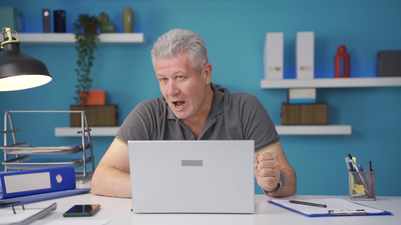 trabajador de oficina en casa haciendo un gesto lindo en la cámara.