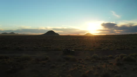 Diversión-Aventurera-En-Un-Vehículo-Todoterreno-En-El-Desierto-De-Mojave-Al-Atardecer---Vista-Aérea