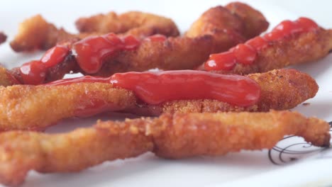 tiras de pollo frito y crujiente con ketchup