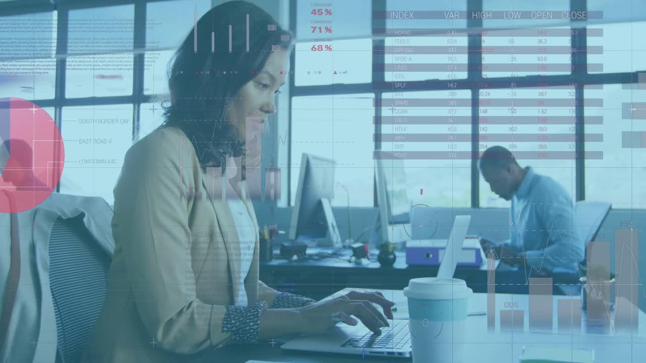 Frau, die mit dem Finger über einem Laptop schwebt und animierte Business-Datendiagramme für die Live-Analyse initiiert