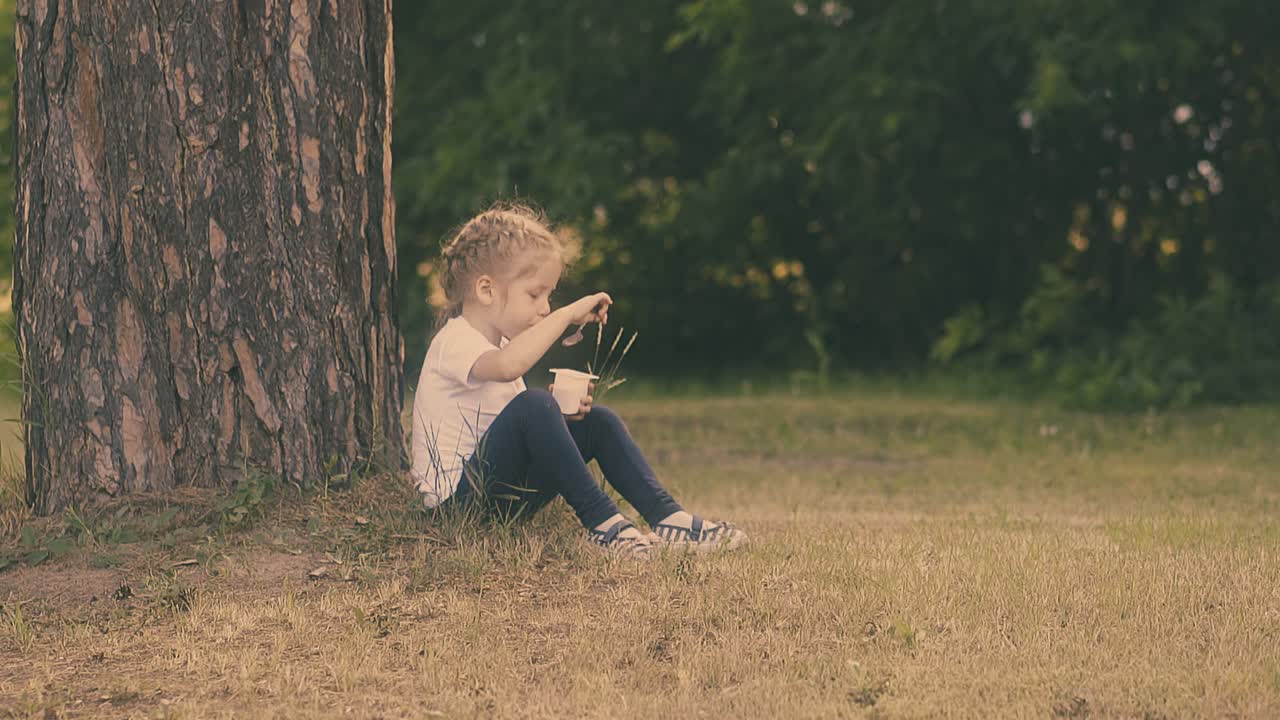 una joven hermosa come yogur sabroso y limpia la boca