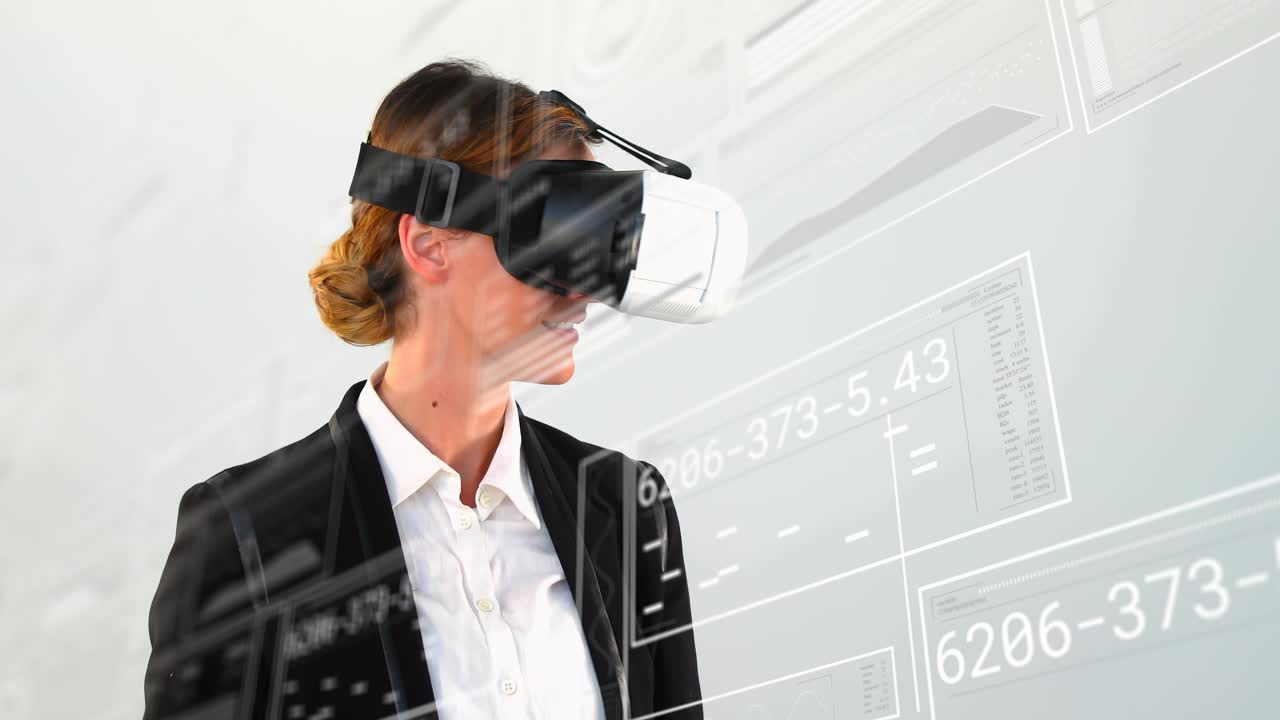 Žena klepající na tablet v načítací scéně technologické ukázky zvedá VR headset a prohlíží si drátěné datové panely.