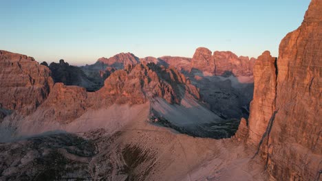 felsige berge am sonnenuntergangshimmel