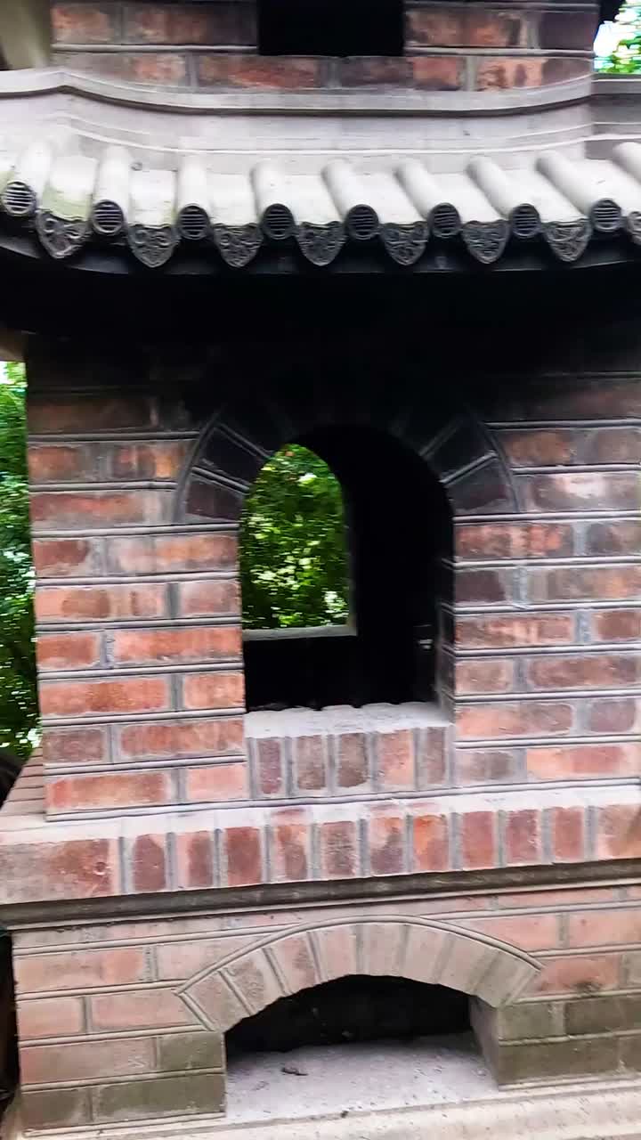 울창한 초록색으로 둘러싸인 평화로운 사원