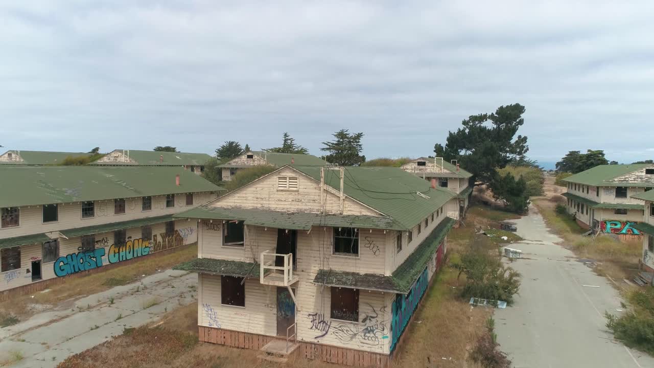 버려진 군사 기지 막사, 몬테레이 캘리포니아 근처의 요새 오드의 공중 샷