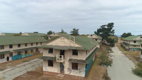 Toma-Aérea-De-Los-Cuarteles-De-La-Base-Militar-Abandonada,-Fort-Ord-Cerca-De-Monterrey-California