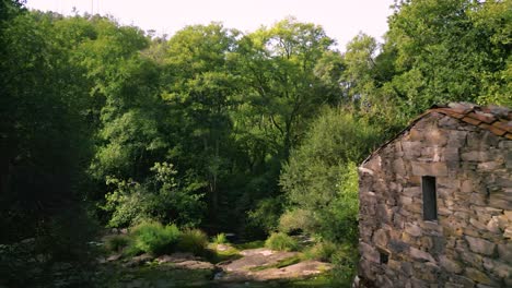 Casa-De-Piedra-Cerca-De-Las-Orillas-Del-Río-En-Refugio-De-Verdes,-A-Coruña,-España