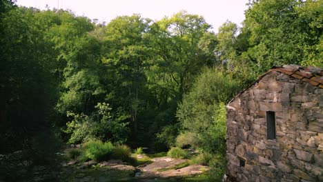 casa de piedra cerca de las orillas del río en refugio de verdes, a coruña, españa