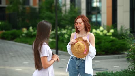 두 명의 여성이 야외에서 대화하고 있습니다.