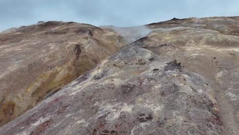 Volando-Sobre-Rocas-Volcánicas-Y-Vapor-De-Aguas-Termales-En-La-Zona-Geotérmica-De-Islandia,-Disparo-De-Drones