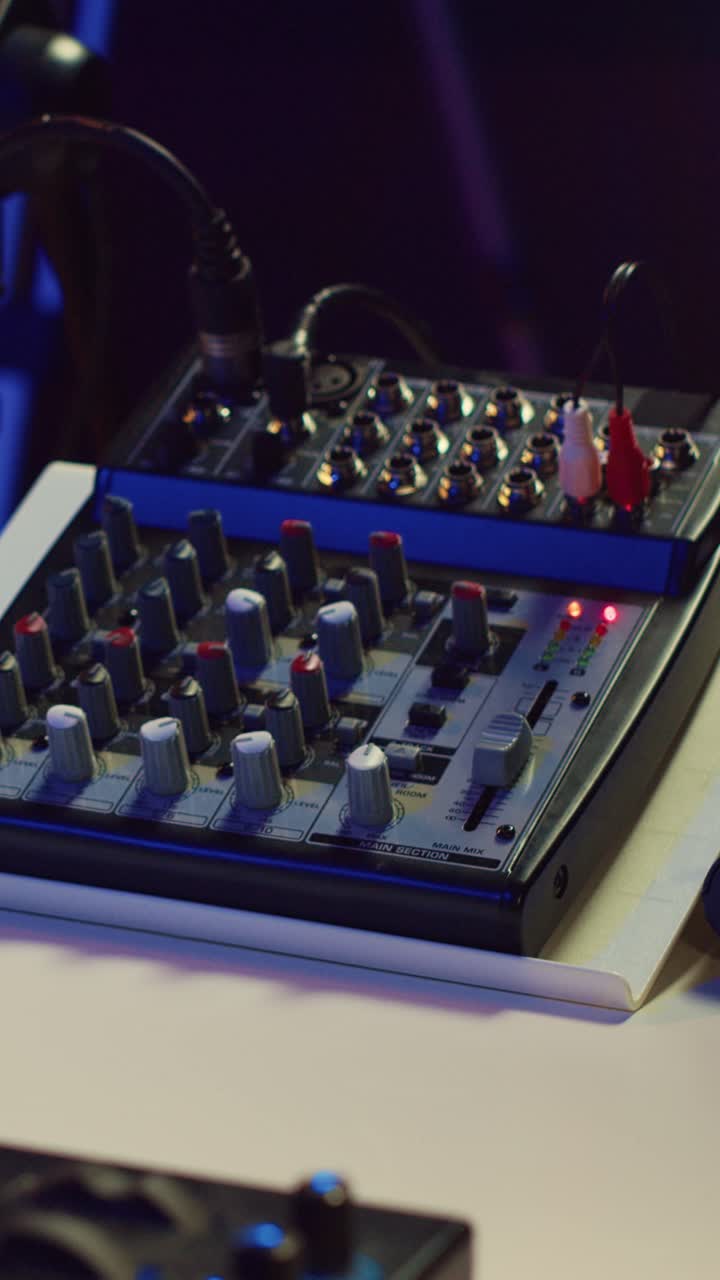 Console di missaggio audio professionale con manopole e fader