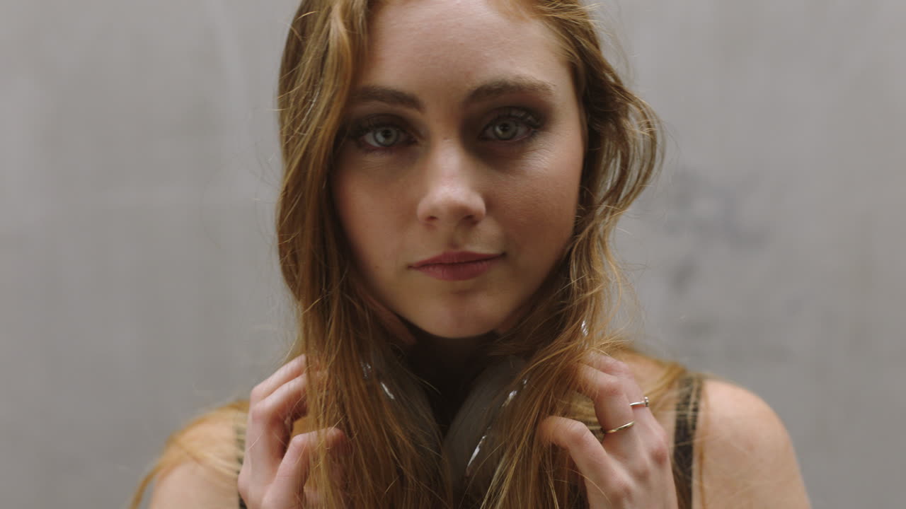 женщина с наушниками слушает музыку