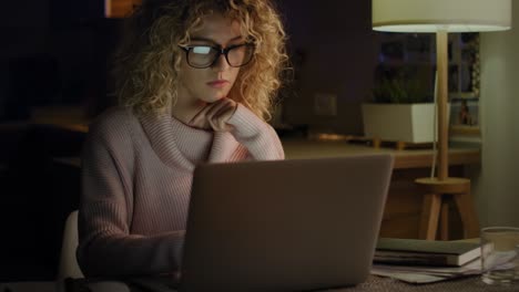 Video-Einer-Frau,-Die-Spät-In-Der-Nacht-An-Ihrem-Laptop-Arbeitet