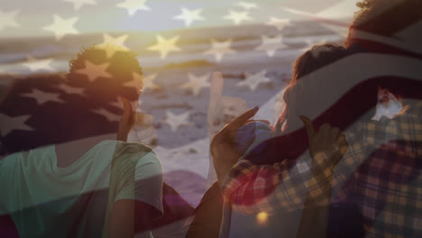animación de ondear la bandera de los estados unidos sobre un grupo de amigos diversos en la playa