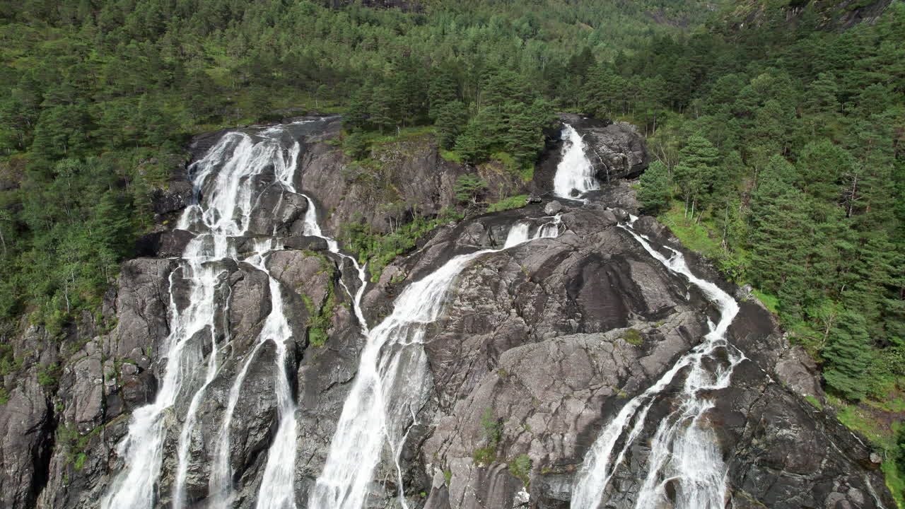 fotografía aérea, girando de derecha a izquierda alrededor de la parte superior de una amplia cascada, laukelandsfossen, noruega