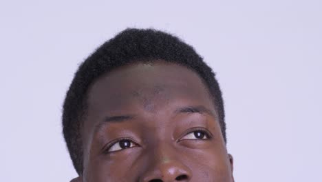 joven y guapo hombre de negocios africano en traje