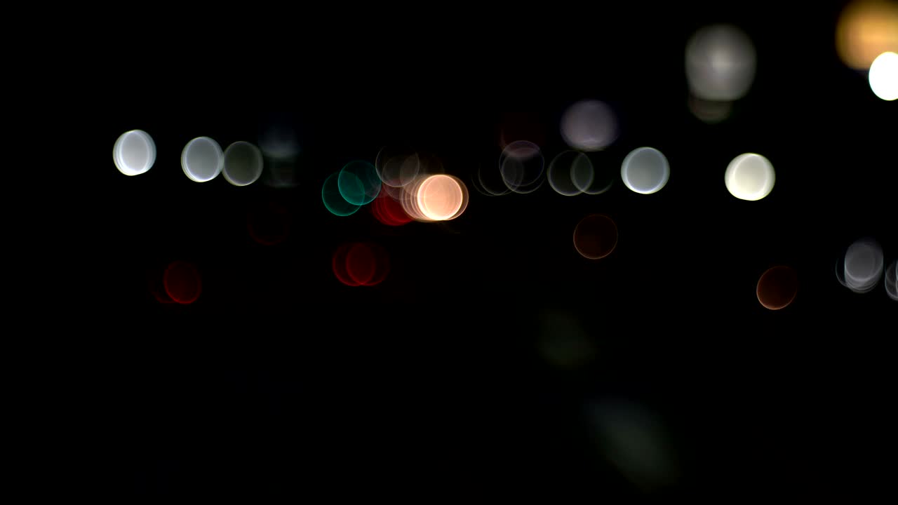 el tráfico de automóviles desenfocado y borroso en la calle de bangkok por la noche, alto ruido y hermoso bokeh.